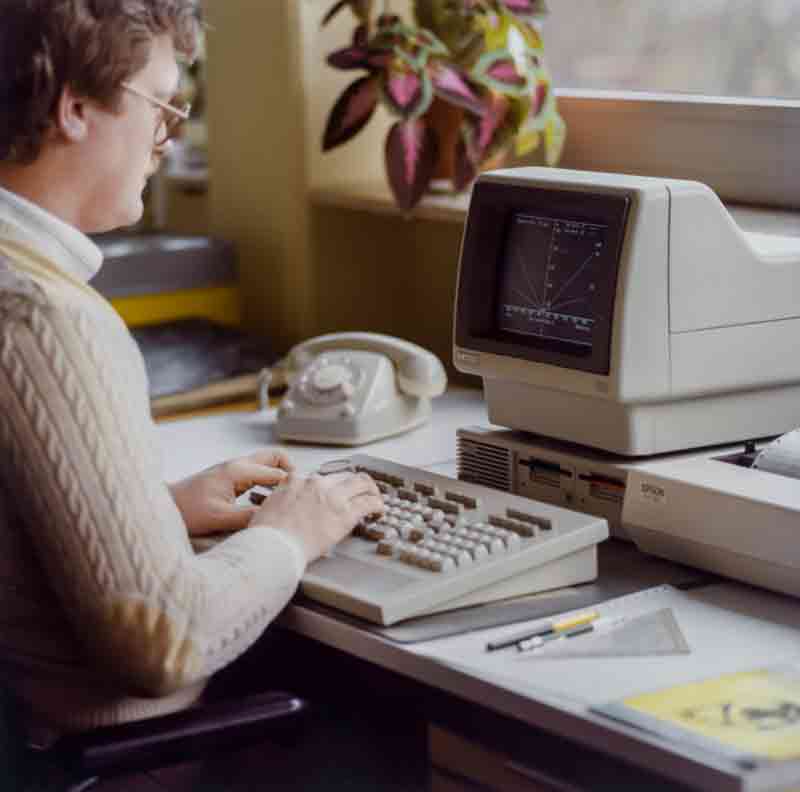 Die elektronische Datenverarbeitung hält in den 1980er Jahren Einzug und verändert viele Arbeitsplätze. Die Konstruktion nutzt erstmals CAD-Rechner (1) und bewegt sich zwischen Computer und Zeichenbrett (2). Auch im Versuch wird rechnergestützt gearbeitet (3).