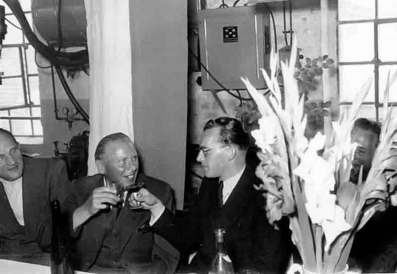 Jean Walterscheid (links) und Bernhard Walterscheid-Müller haben in den 1950er Jahren Gründe zum Feiern und nutzen sie.